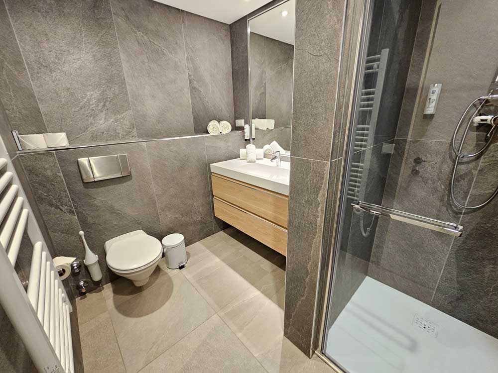 Bad/Dusche/WC im Apartment