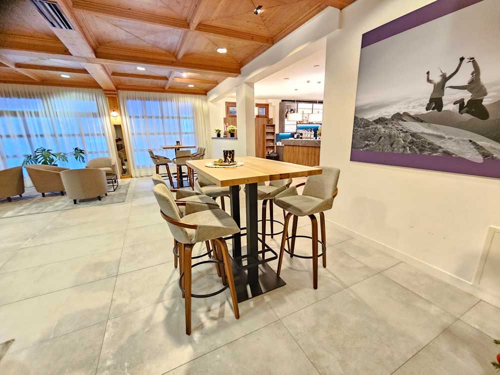 Stehtisch bei der Hotelbar